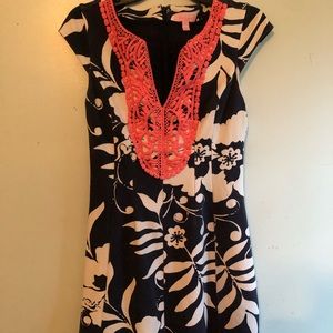 Lily Pulitzer navy blue, white mini dress.